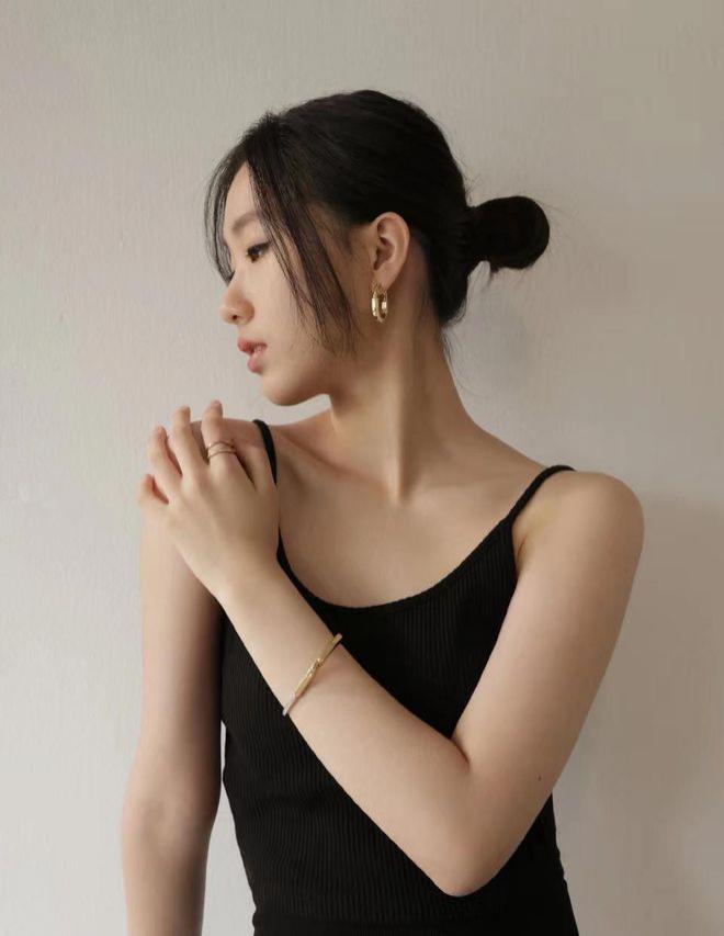 摇钱树！小S俩女儿为奢牌拍广告 姐姐被赞高级脸