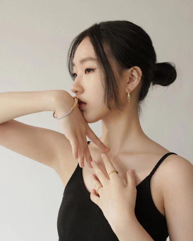 摇钱树！小S俩女儿为奢牌拍广告 姐姐被赞高级脸