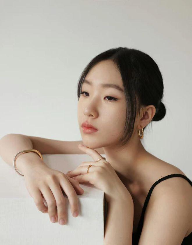 摇钱树！小S俩女儿为奢牌拍广告 姐姐被赞高级脸