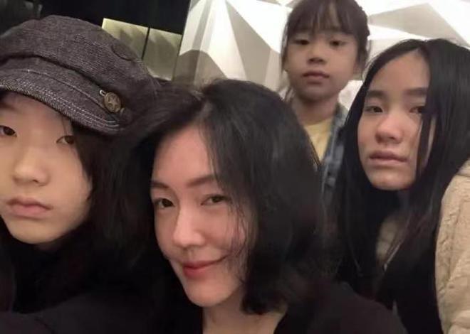 摇钱树！小S俩女儿为奢牌拍广告 姐姐被赞高级脸