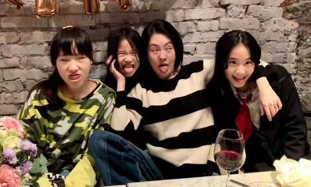 摇钱树！小S俩女儿为奢牌拍广告 姐姐被赞高级脸