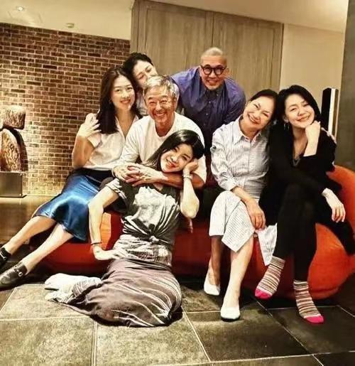 摇钱树！小S俩女儿为奢牌拍广告 姐姐被赞高级脸