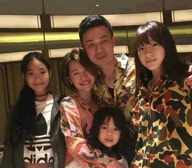 摇钱树！小S俩女儿为奢牌拍广告 姐姐被赞高级脸