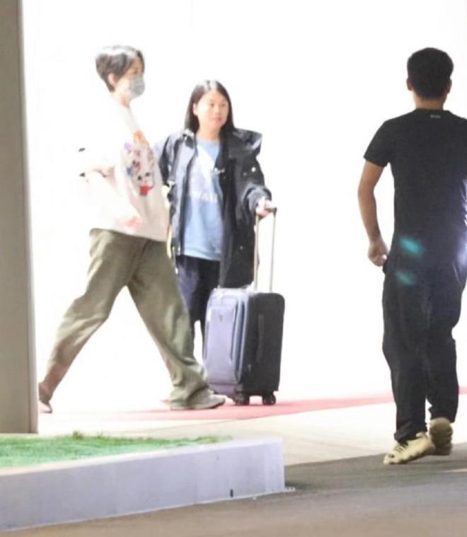 王菲疑返京为谢霆锋庆生 54岁穿搭可爱状态超好