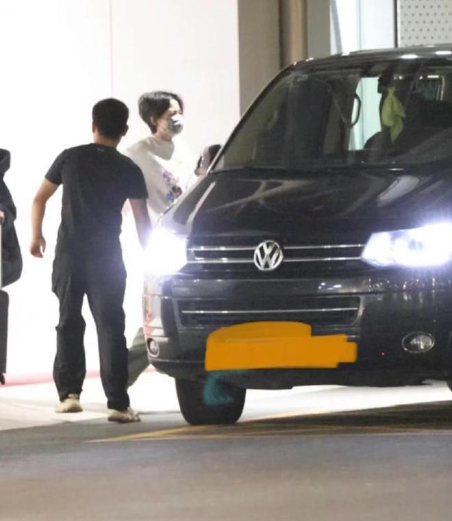 王菲疑返京为谢霆锋庆生 54岁穿搭可爱状态超好