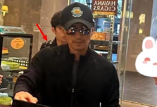 王菲疑返京为谢霆锋庆生 54岁穿搭可爱状态超好