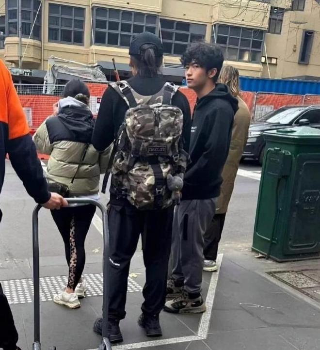 王菲疑返京为谢霆锋庆生 54岁穿搭可爱状态超好