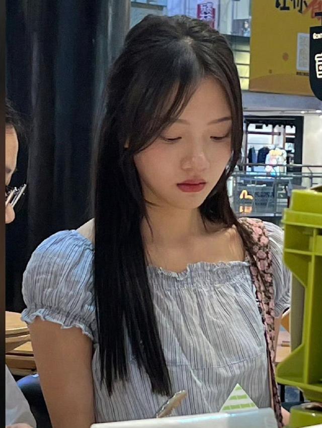路人偶遇任敏逛街 长发披肩显温柔生图状态佳