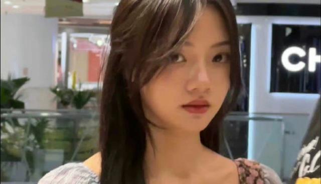 路人偶遇任敏逛街 长发披肩显温柔生图状态佳