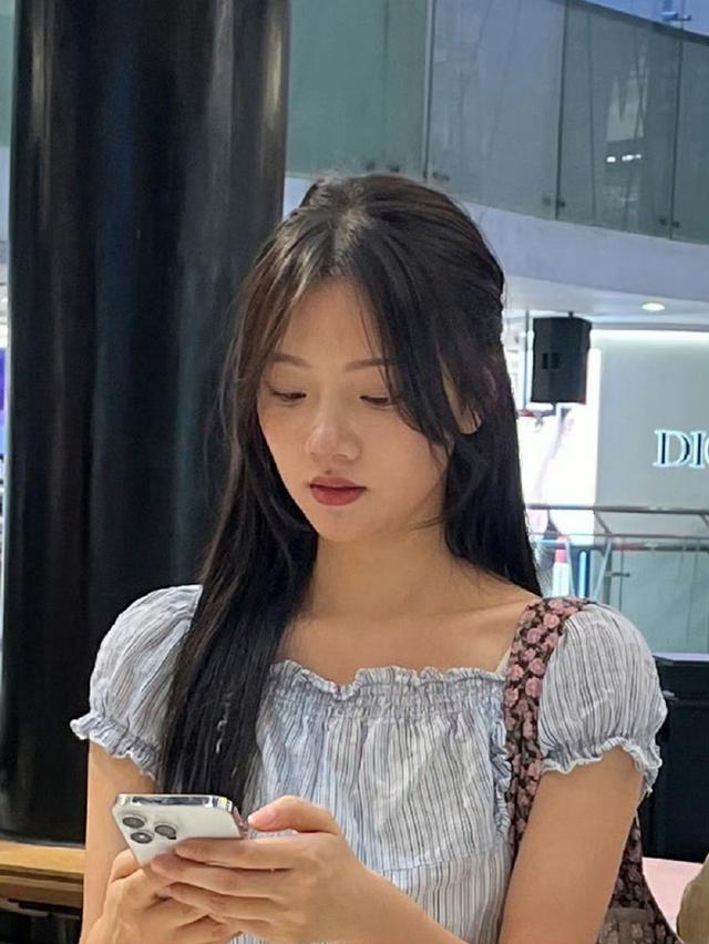 路人偶遇任敏逛街 长发披肩显温柔生图状态佳