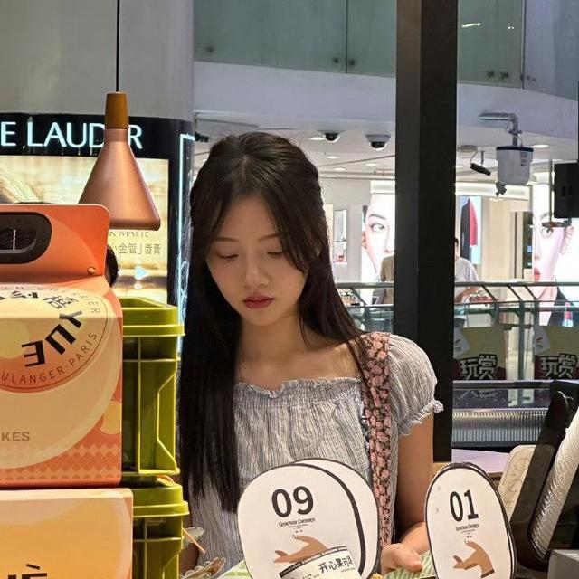 路人偶遇任敏逛街 长发披肩显温柔生图状态佳