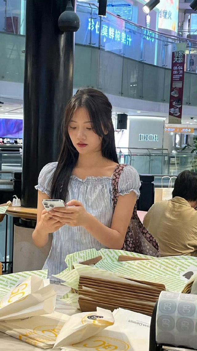 路人偶遇任敏逛街 长发披肩显温柔生图状态佳