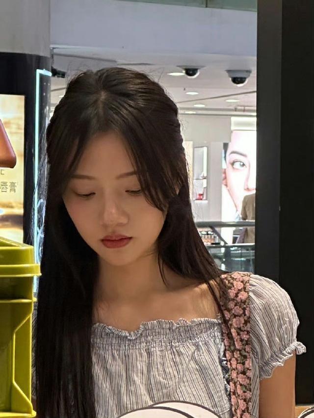 路人偶遇任敏逛街 长发披肩显温柔生图状态佳