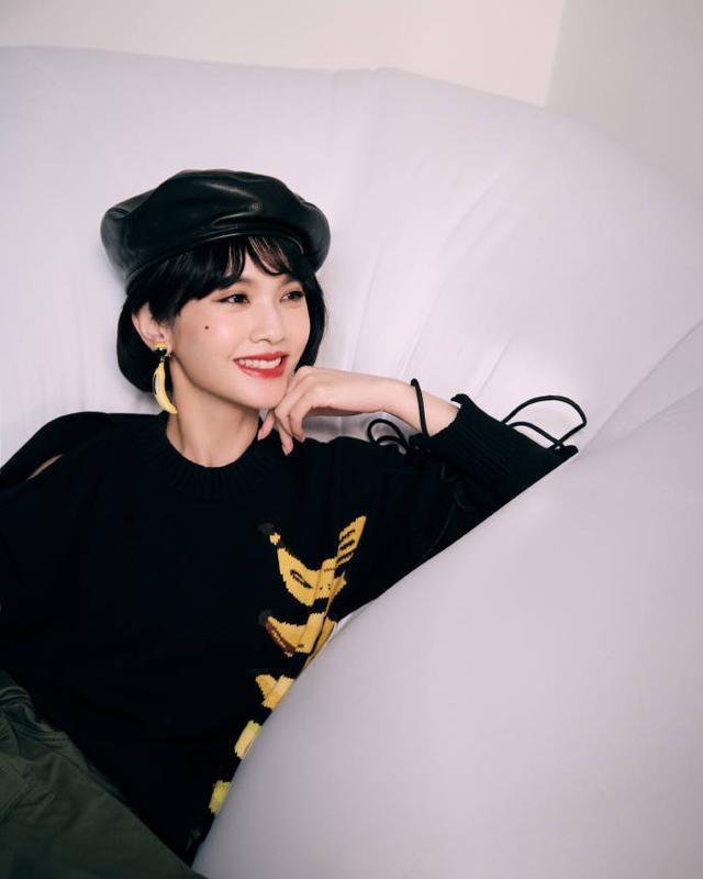 杨丞琳戴贝雷帽穿搭酷飒 对镜头嘟嘴比心甜度满分
