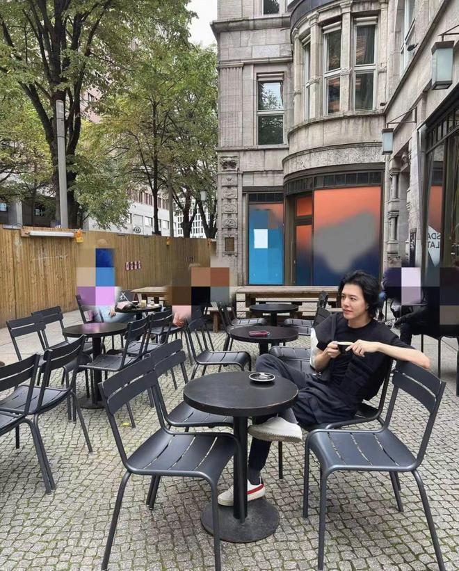 李云迪移居国外坐街头喝咖啡，被抓近2年将复出？