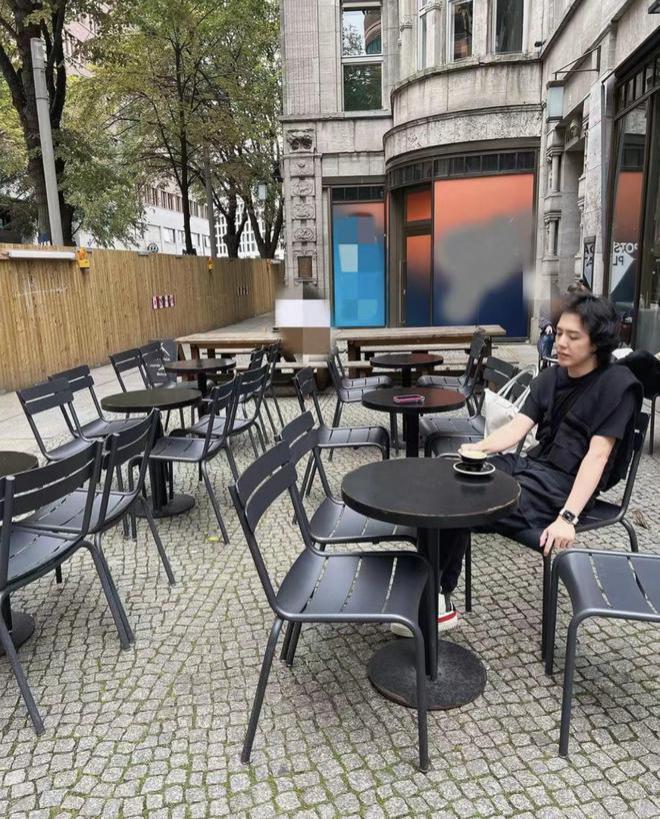 李云迪移居国外坐街头喝咖啡，被抓近2年将复出？