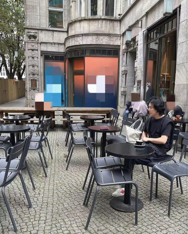 李云迪移居国外坐街头喝咖啡，被抓近2年将复出？