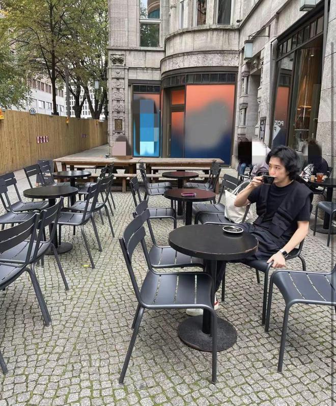 李云迪移居国外坐街头喝咖啡，被抓近2年将复出？