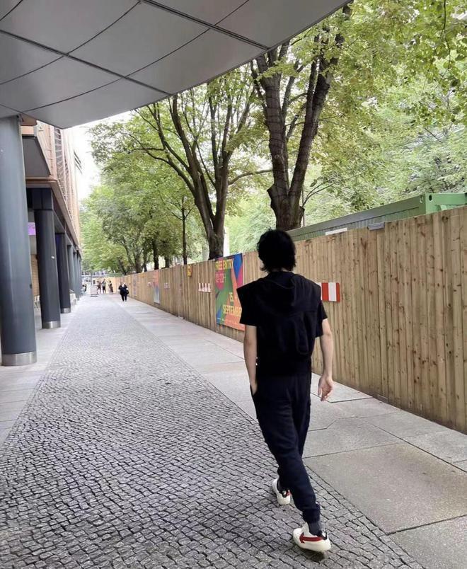 李云迪移居国外坐街头喝咖啡，被抓近2年将复出？