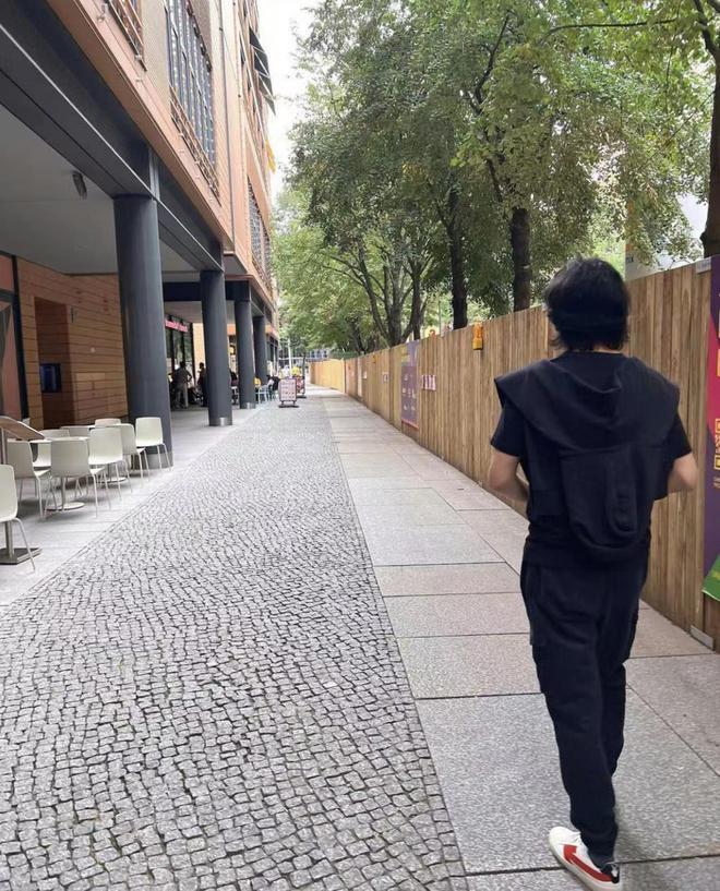 李云迪移居国外坐街头喝咖啡，被抓近2年将复出？