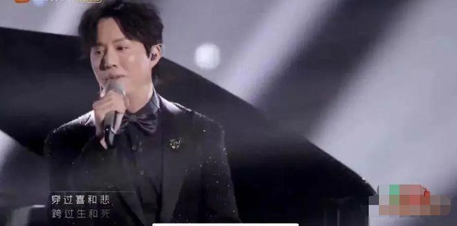 李云迪移居国外坐街头喝咖啡，被抓近2年将复出？