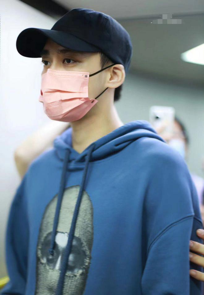 李云迪移居国外坐街头喝咖啡，被抓近2年将复出？