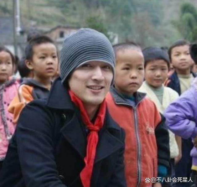 频频“发疯”的胡歌，依旧没走出17年前的那场车祸