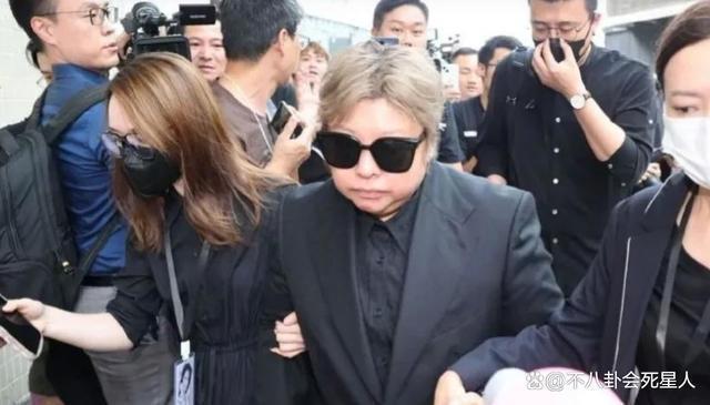 70岁天后为李玟发声，评价圈内明星反胃，成龙刘德华受牵连
