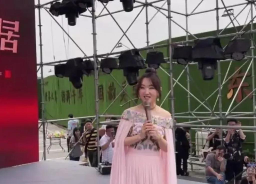 51岁杨钰莹到工地演出捞金？现场寒酸，“玉女掌门人”沦落成这样了？
