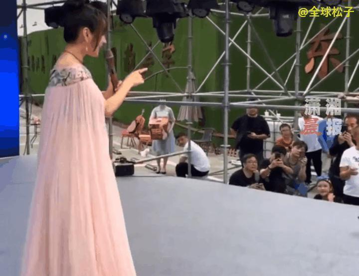 51岁杨钰莹到工地演出捞金？现场寒酸，“玉女掌门人”沦落成这样了？