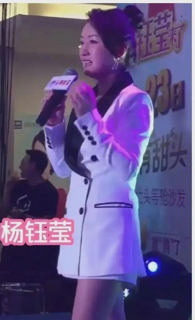 51岁杨钰莹到工地演出捞金？现场寒酸，“玉女掌门人”沦落成这样了？