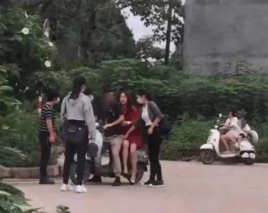 51岁杨钰莹到工地演出捞金？现场寒酸，“玉女掌门人”沦落成这样了？