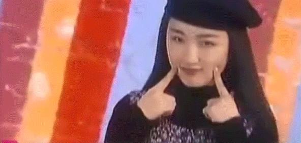 51岁杨钰莹到工地演出捞金？现场寒酸，“玉女掌门人”沦落成这样了？