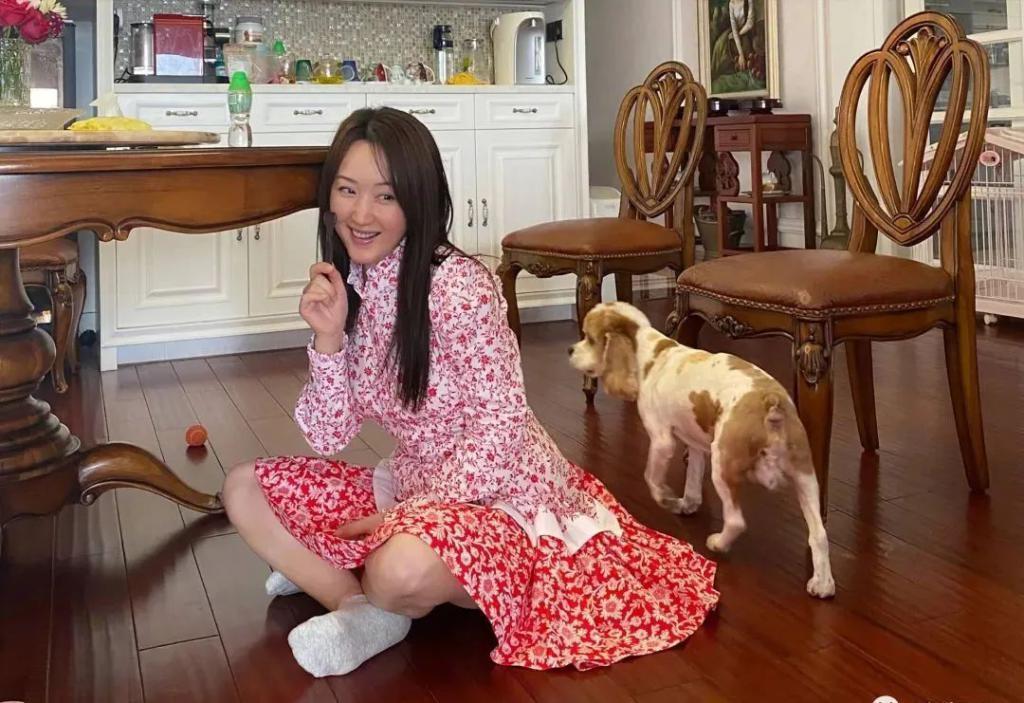 51岁杨钰莹到工地演出捞金？现场寒酸，“玉女掌门人”沦落成这样了？