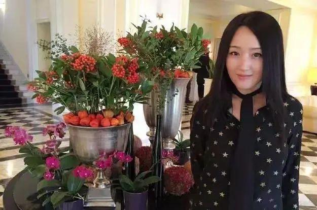 51岁杨钰莹到工地演出捞金？现场寒酸，“玉女掌门人”沦落成这样了？