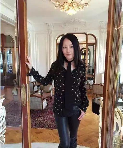 51岁杨钰莹到工地演出捞金？现场寒酸，“玉女掌门人”沦落成这样了？