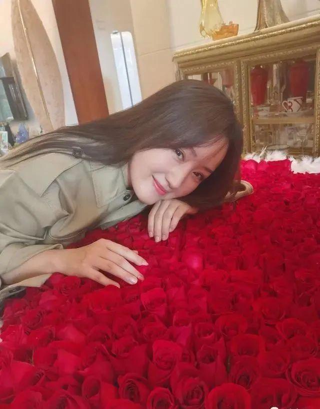 51岁杨钰莹到工地演出捞金？现场寒酸，“玉女掌门人”沦落成这样了？