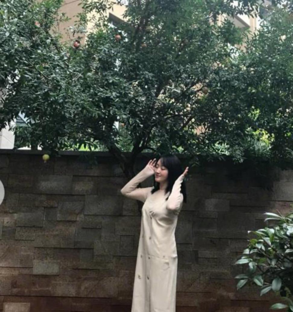 51岁杨钰莹到工地演出捞金？现场寒酸，“玉女掌门人”沦落成这样了？