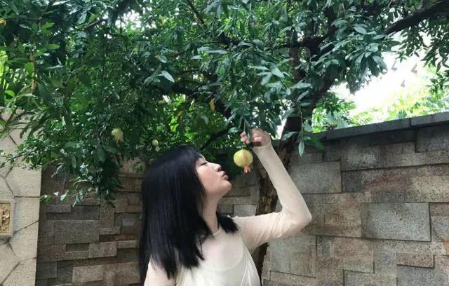 51岁杨钰莹到工地演出捞金？现场寒酸，“玉女掌门人”沦落成这样了？