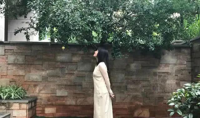 51岁杨钰莹到工地演出捞金？现场寒酸，“玉女掌门人”沦落成这样了？