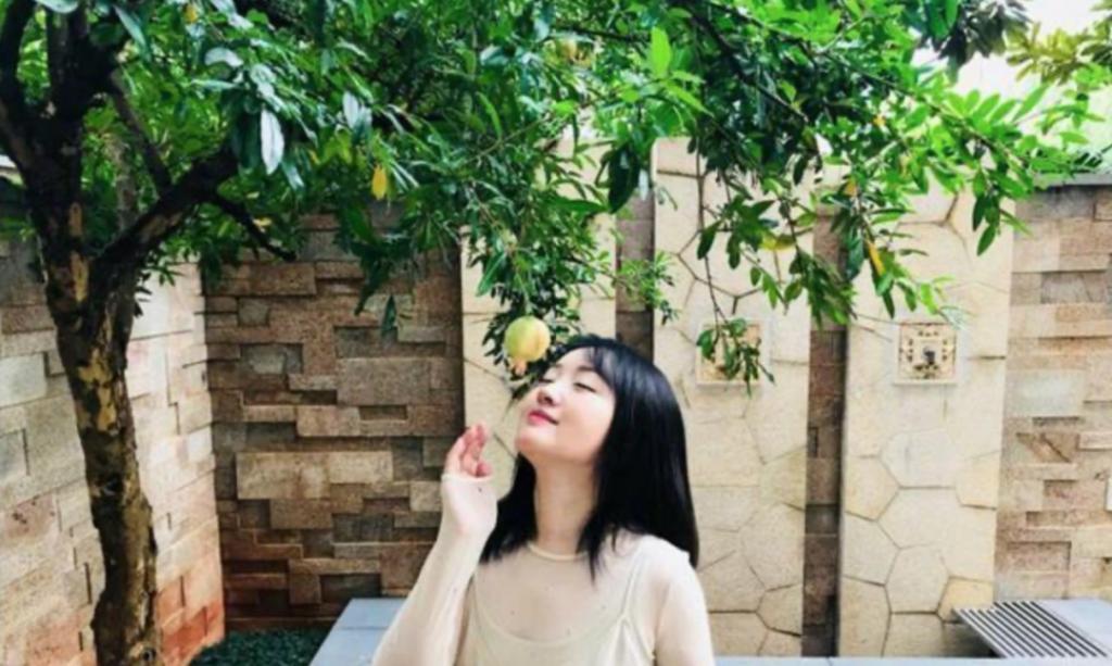 51岁杨钰莹到工地演出捞金？现场寒酸，“玉女掌门人”沦落成这样了？