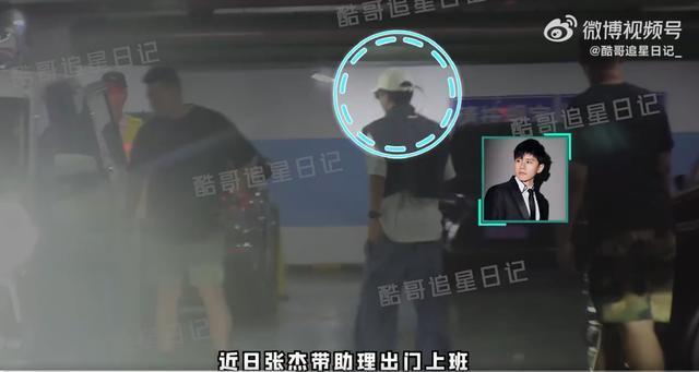 谢娜带三个女儿逛商场 怀抱小女儿下电梯小心呵护