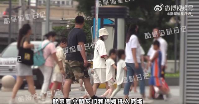 谢娜带三个女儿逛商场 怀抱小女儿下电梯小心呵护