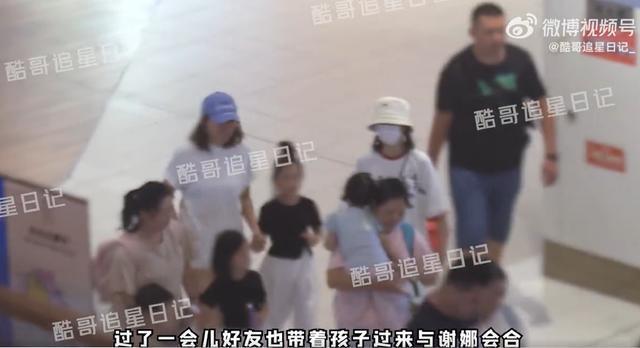 谢娜带三个女儿逛商场 怀抱小女儿下电梯小心呵护