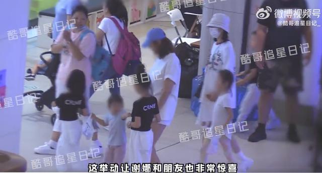 谢娜带三个女儿逛商场 怀抱小女儿下电梯小心呵护