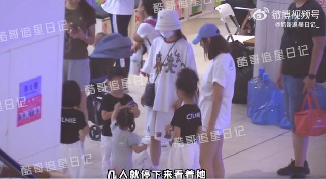 谢娜带三个女儿逛商场 怀抱小女儿下电梯小心呵护