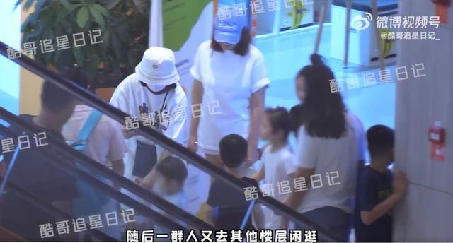 谢娜带三个女儿逛商场 怀抱小女儿下电梯小心呵护