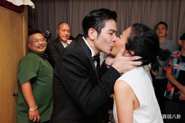 萧敬腾携未婚妻看中医被传怀孕，林有慧回应称今年不会办婚礼