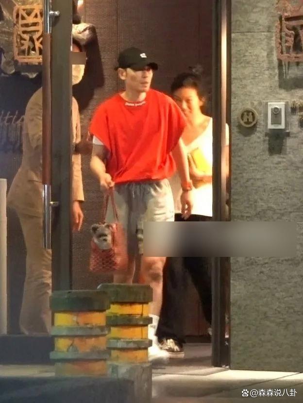 萧敬腾携未婚妻看中医被传怀孕，林有慧回应称今年不会办婚礼