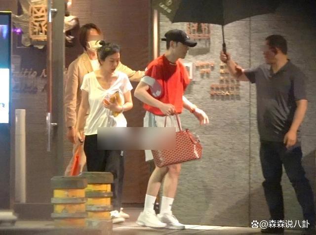 萧敬腾携未婚妻看中医被传怀孕，林有慧回应称今年不会办婚礼